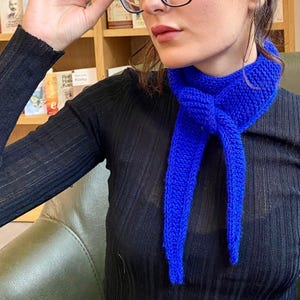 Écharpe fine style Sophie Bleu roi : mini cravate triangulaire faite main en laine mélangée