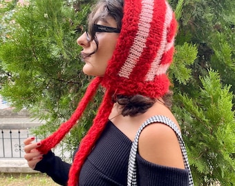 Gorro de punto de lana a rayas de mohair: Capucha de ganchillo hecha a mano en rojo y rosa para invierno.
