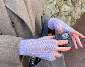 Guantes sin dedos de encaje de angora hechos a mano: calentadores de muñeca de lana de crochet, mitones suaves y románticos de invierno