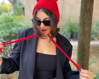 Handgehäkelte Teufelshaube: Gothic Mütze aus Wolle gestrickt