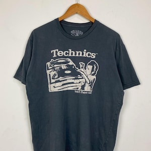 Puede incluir: Un juego de tres tazas de cerámica con un acabado mate moteado. Las tazas son en tonos crema, gris claro y gris oscuro. Cada taza tiene un diseño simple y minimalista y un asa redondeada.