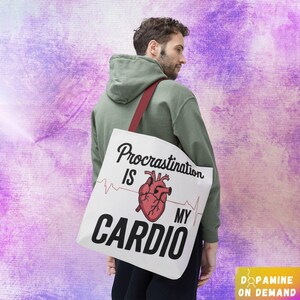 Op de afbeelding: Witte tote bag met een rood hart en een zwarte afbeelding met de tekst "Procrastination is my Cardio".