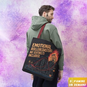 Può includere: Una borsa tote nera con un'immagine di una montagna russa in fiamme e il testo "Emotional Rollercoasters: No Seatbelts Included."