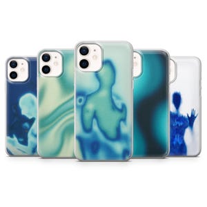 Puede incluir: Una colección de cinco fundas para teléfono con diseños abstractos en tonos azules y verdes. Cada funda presenta una silueta o patrón borroso diferente, encerrado en una carcasa protectora transparente. Las fundas están diseñadas para un teléfono inteligente.