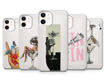 Puede incluir: Una colección de cinco fundas transparentes para teléfono con diseños únicos. Las fundas presentan varias imágenes artísticas, incluyendo una mano con joyas, una mujer en una copa de cóctel, una mano sosteniendo un martini, una botella de champán y una copa de martini con aceitunas.