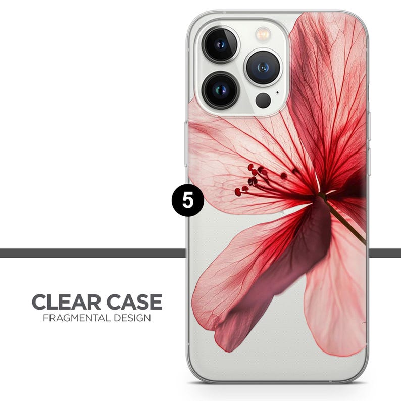 Puede incluir: Funda transparente para tel&eacute;fono con un dise&ntilde;o fragmentado. La funda presenta una imagen grande y detallada de una flor roja con p&eacute;talos delicados. El texto "CLEAR CASE FRAGMENTAL DESIGN" est&aacute; impreso en la funda.