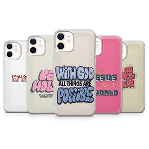 Könnte beinhalten: Eine Sammlung von fünf Handyhüllen mit inspirierenden Zitaten. Die Hüllen zeigen Sätze wie "With God All Things Are Possible" und "Small God Big Go" in verschiedenen Schriftarten und Farben, darunter Pink, Blau und Weiß. Die Hüllen sind für ein Smartphone konzipiert.