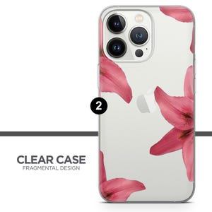 Puede incluir: Funda transparente para tel&eacute;fono con un dise&ntilde;o floral de p&eacute;talos de lirio rosa. La funda tiene un fondo transparente y el texto "CLEAR CASE FRAGMENTAL DESIGN" es visible en la parte inferior.