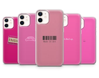 Pode incluir: Uma coleção de capas de telefone rosa com vários designs. Uma capa tem um código de barras com o texto "Made Of Art", outra diz "A Little Bit Dramatic", e uma terceira tem um smiley. As capas são para um smartphone.