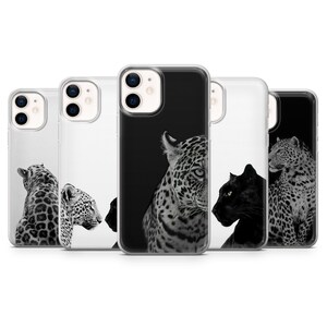 Puede incluir: Colección de cinco fundas para teléfono con diseños de leopardo y pantera en blanco y negro. Las fundas muestran retratos detallados de animales, con patrones manchados y negros sólidos. Las fundas están diseñadas para un teléfono.
