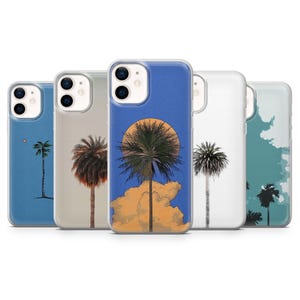 Puede incluir: Una colección de cinco fundas para teléfono con diseños de palmeras. Las fundas presentan varios fondos, incluyendo azul, blanco y turquesa, con ilustraciones de palmeras, nubes y un sol. Las fundas son de plástico transparente.