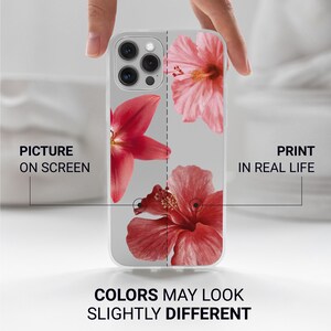 Puede incluir: Una funda transparente para tel&eacute;fono con un dise&ntilde;o floral de flores de hibisco rojas y rosas. El texto en la funda dice "PICTURE ON SCREEN" y "PRINT IN REAL LIFE". La parte inferior de la funda dice "COLORS MAY LOOK SLIGHTLY DIFFERENT".