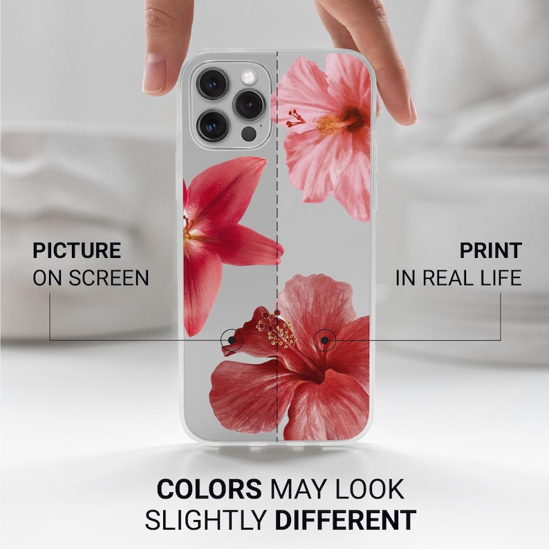 Puede incluir: Una funda transparente para tel&eacute;fono con un dise&ntilde;o floral de flores de hibisco rojas y rosas. El texto en la funda dice "PICTURE ON SCREEN" y "PRINT IN REAL LIFE". La parte inferior de la funda dice "COLORS MAY LOOK SLIGHTLY DIFFERENT".
