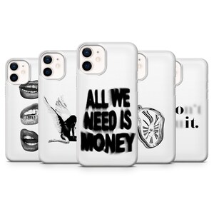 Puede incluir: Un conjunto de fundas blancas para teléfonos con varios diseños. Una funda presenta el texto "ALL WE NEED IS MONEY" en negro, mientras que otras muestran imágenes de labios, una figura alada y un reloj derritiéndose.