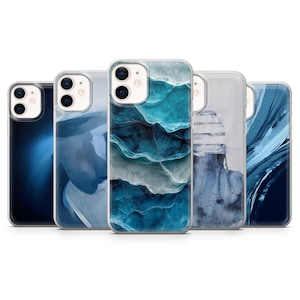 Peut inclure: Une collection de cinq coques de téléphone avec des motifs abstraits bleus et blancs. Les coques présentent divers motifs artistiques, notamment des effets d'aquarelle fluides et des textures superposées. Chaque coque a une bordure transparente.