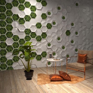 Puede incluir: Una pared blanca con un patrón hexagonal de musgo verde y flores blancas en 3D. Un sillón marrón con almohadas naranjas se encuentra frente a la pared. Una mesa pequeña con un marco de imagen y una tetera se encuentra frente a la silla.