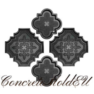 Peut inclure: Quatre moules en béton noir avec des motifs complexes et symétriques. Chaque moule présente une étoile à quatre branches avec un motif floral plus petit au centre. Les moules sont parfaits pour créer des carreaux de béton décoratifs.