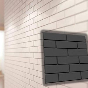 Puede incluir: Un panel de pared negro con patrón de ladrillo con efecto 3D. El panel está hecho de un material suave y flexible y se puede utilizar para crear un aspecto de pared de ladrillo en cualquier habitación.