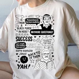 Könnte beinhalten: Elfenbeinfarbenes T-Shirt mit einem schwarz-weißen Grafikdesign. Das Design enthält Text und Illustrationen eines Mannes mit Brille, Sprechblasen und die Worte "ERFOLG", "NOCH FRAGEN?" und "ZURÜCK ZU IHM".