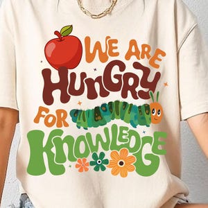 Camiseta "Tenemos hambre de conocimiento", camiseta de regreso a clases, primer día de clases, camiseta para amantes de los libros, personajes de dibujos animados, Capterpillar hambriento