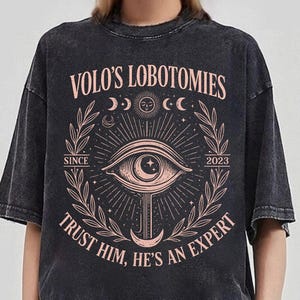 Magliette Astarion BG3, Maglietta Volo's Lobotomies, Magliette Volo's Ho Ricevuto la Lobotomia, Magliette Volo's Lobotomies, Maglietta High Elf Gaming