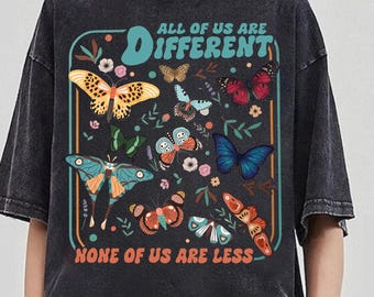 Camiseta "Todos Nós Somos Diferentes, Nenhum de Nós É Menos", Presente de Agradecimento ao Professor, Camiseta com Borboleta, Conselheiro Escolar, Camiseta para Sala de Aula Inclusiva