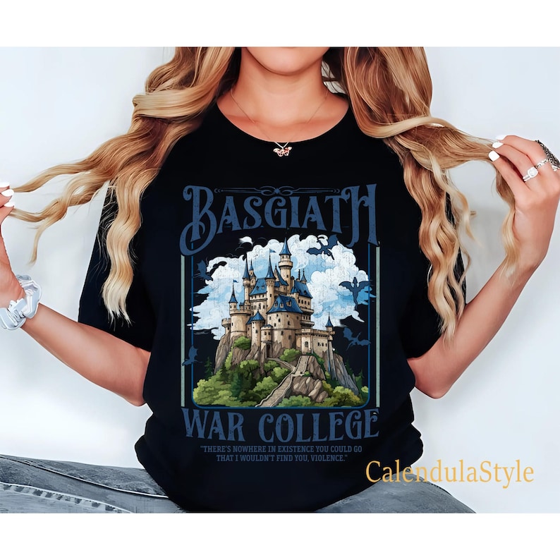 Op de afbeelding: Zwart T-shirt met een afbeelding van een kasteel en de tekst "BASGIATH WAR COLLEGE" en de quote "THERE'S NOWHERE IN EXISTENCE YOU COULD GO THAT I WOULDN'T FIND YOU, VIOLENCE".