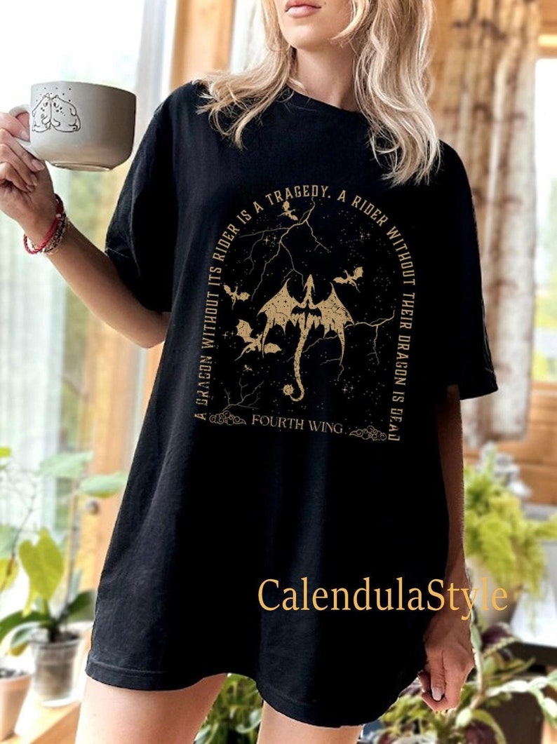 Puede incluir: Camiseta negra con un gr&aacute;fico dorado de un drag&oacute;n y el texto "A dragon without its rider is a tragedy. A rider without their dragon is dead. Fourth Wing."