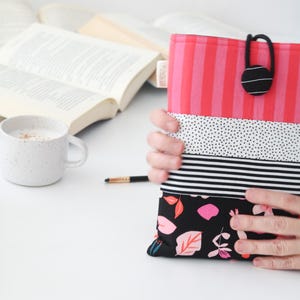 Housse de livre unique, cadeau parfait pour les amateurs de lecture, couverture de livre rembourrée exclusive, protège-livre personnalisé, accessoires de livre rouge, blanc et noir