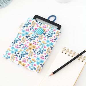 Blommigt tyg Kindle-fodral: Vadderat botaniskt Kindle-fodral
