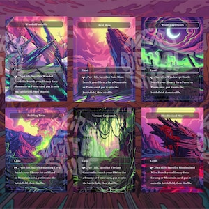 Könnte beinhalten: Eine Sammlung von Fantasy-Landschaftskarten mit leuchtenden Farben. Jede Karte zeigt einzigartige Kunstwerke von Wäldern, Bergen und Himmelskörpern. Die Karten haben Text oben und unten, mit einem lila und rosa Farbschema.