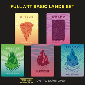 Può includere: Un set di cinque carte terra base full art. Ogni carta presenta un paesaggio diverso: Pianure, Palude, Foresta, Montagna e Isola. Le carte hanno un design colorato e stilizzato con il testo "Full Art Basic Lands Set" in alto e "Digital Download" in basso.