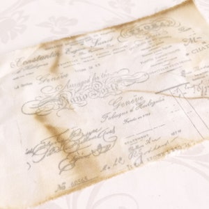 Peut inclure: Un gros plan sur un tissu vintage de couleur crème avec du texte gris délavé. Le texte indique "Constantin Engine Sund" et "Genève Assanged for the Piano World". Le tissu a un aspect usé et texturé.