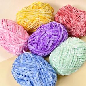 Puede incluir: Juego de tres tazas de cerámica con acabado mate moteado en crema, marrón claro y marrón oscuro. Diseño minimalista, perfecto para café o té.