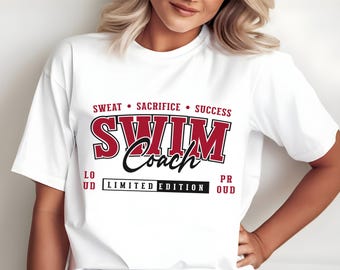 Könnte beinhalten: Weißes T-Shirt mit den Worten "SWEAT • SACRIFICE • SUCCESS" über den Worten "SWIM Coach" in Rot und Schwarz. Unter den Worten "SWIM Coach" steht der Text "LIMITED EDITION".