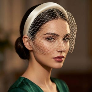 Ivoor gevoerde hoofdband met vogelkooisluier • Moderne bruidsfascinator • Flexibele verstelbare bruiloftshoofddeksel • Luxe crèmekleurige gezichtssluier • Mesh-sluier
