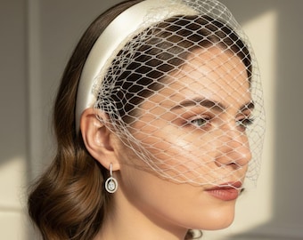 Fascia per capelli a gabbia color avorio con velo / Copricapo da sposa imbottito in raso / Elegante fascinator da matrimonio moderno per fughe d'amore e cerimonie civili