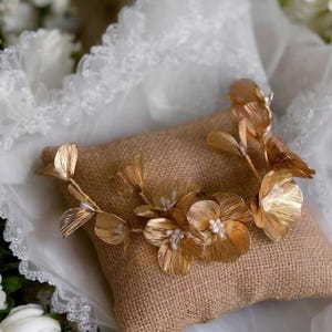 Bridal Hair Vine with Wire Flowers & Pearls • Handmade White Floral Headpiece • Lightweight Wedding Hair Accessory for Brides