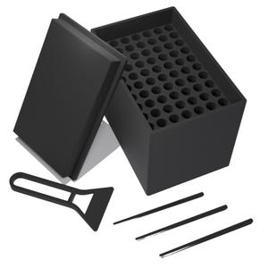 Puede incluir: Una caja negra con tapa, abierta para revelar una cuadrícula de agujeros circulares. Una espátula negra y tres herramientas negras delgadas están al lado de la caja. La caja está diseñada para guardar objetos pequeños.