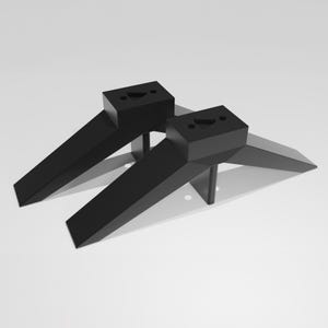 Puede incluir: Dos patas de soporte de TV de metal negro con forma triangular y base plana. Las patas están diseñadas para soportar un televisor u otro mueble.