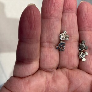 Puede incluir: Cuatro abalorios de plata con Mickey Mouse y Minnie Mouse. Los abalorios son peque&ntilde;os y detallados, perfectos para a&ntilde;adir un toque de magia Disney a una pulsera o un collar.