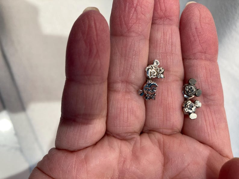 Puede incluir: Cuatro abalorios de plata con Mickey Mouse y Minnie Mouse. Los abalorios son peque&ntilde;os y detallados, perfectos para a&ntilde;adir un toque de magia Disney a una pulsera o un collar.