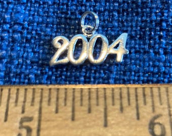 GRADUATION CHARM 2004 silver tone Vintage