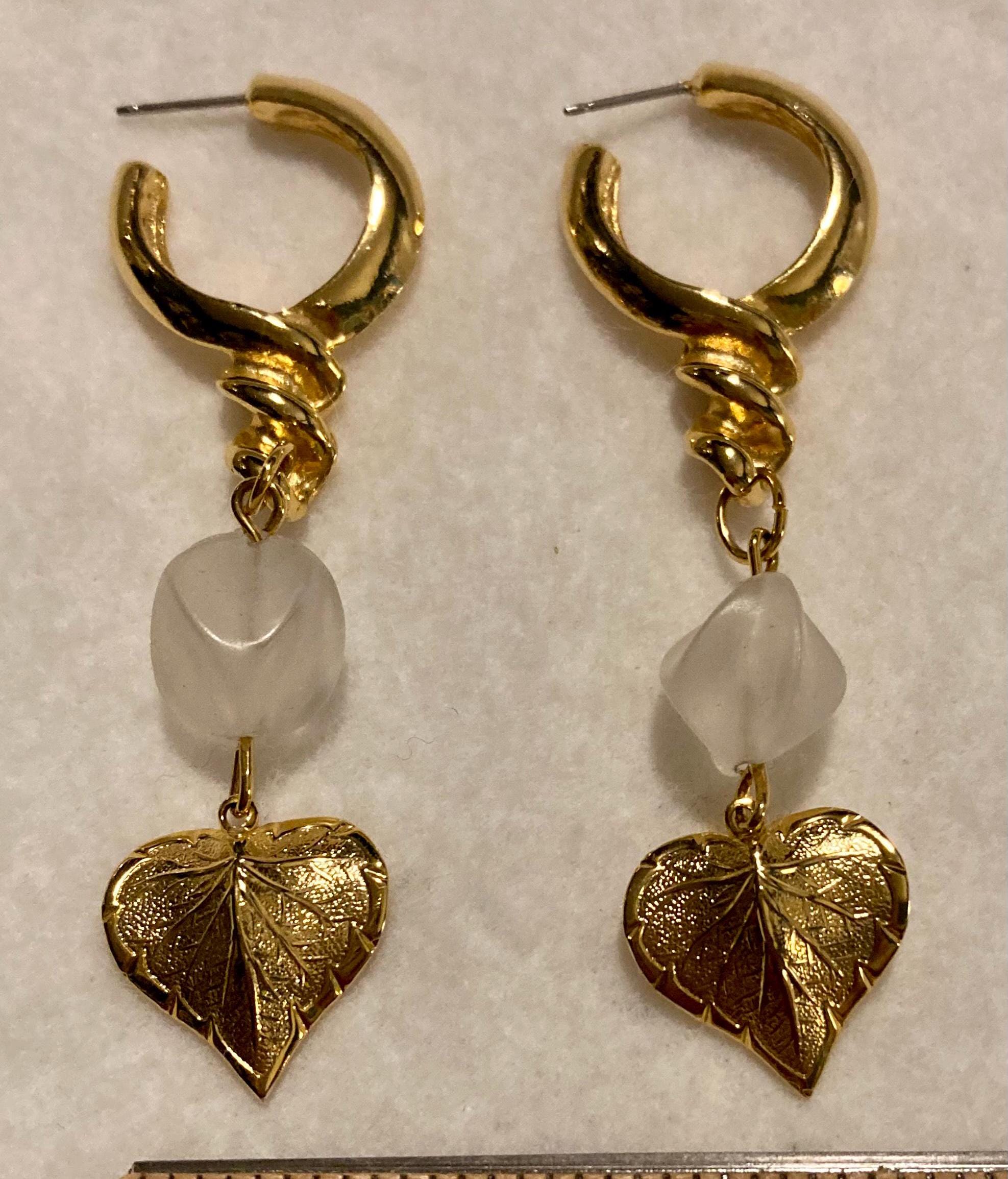 【threetimes】Heart twist earrings PRE ORDER Heart Twist Earring - White Diamond and Carnelian
