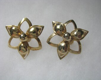 Vintage Demure gold tone open star flower clip on earrings Sarah Coventry