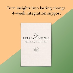 Può includere: Un diario color crema intitolato "The Retreat Journal" con il sottotitolo "A Journal for Integration and Inner Clarity". La copertina presenta un design semplice e il testo "Turn insights into lasting change. 4-week integration support."