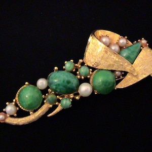 Vintage Peking Green Glass Cabochon & Pearl Gold Tone Brooch