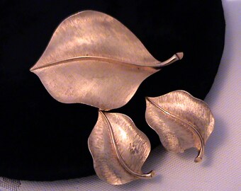 Vintage Crown TRIFARI Brushed Gold Tone Leaf Brooch and Clip Earrings SET