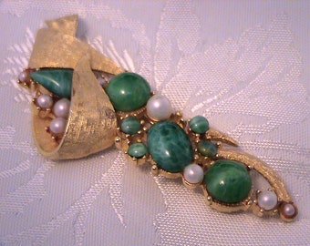 Vintage Mottled Green Glass Cabochon & Pearl Brushed Gold Tone Brooch