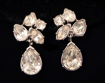 Vintage Signed SWAROVSKI Clear Crystal Pendaloque Clip Earrings